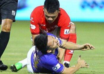 Hùng Dũng gãy gập chân và có thể phải nghỉ ít nhất 1 năm sau pha vào bóng của Hoàng Thịnh