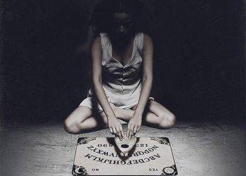 Cầu cơ là gì? Tại sao cầu cơ lại đáng sợ? Tại sao bạn không bao giờ nên chơi cầu cơ?