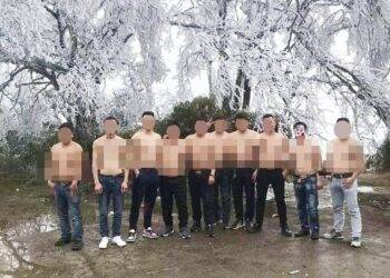 10 người đàn ông cởi trần chụp ảnh check-in giữa cái rét âm độ