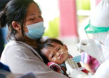 Cách chăm sóc trẻ mắc COVID-19 theo hướng dẫn của Bộ Y tế