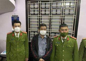 Khởi tố Giám đốc CDC Thừa Thiên – Huế và kế toán, liên quan đến kit test COVID-19