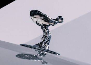 Rolls-Royce thiết kế lại biểu tượng Spirit of Ecstasy sau 111 năm gắn bó