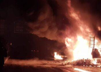 Xe ôtô tải cháy trơ khung trong đêm trên cao tốc Nội Bài – Lào Cai