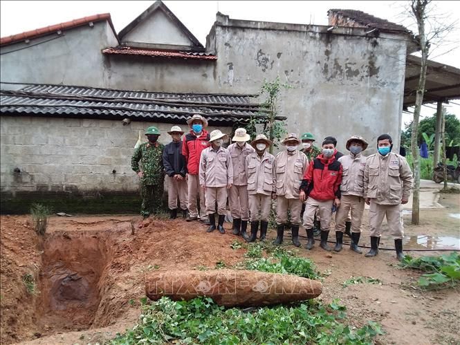 Phát hiện và di dời quả bom nặng 230kg ra khỏi nhà dân ở Quảng Bình