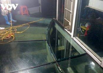 Thay tấm kính "hiệu ứng cảm giác mạnh" tại Cầu kính Rồng Mây