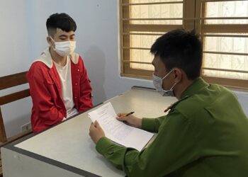 Cầm iPhone chơi game rồi quay lại tiệm cầm đồ cướp iPhone