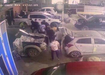 Clip: Côn đồ xông vào gara ô tô đánh người trọng thương vì mâu thuẫn làm ăn