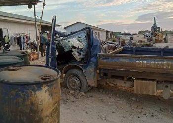 Clip: Thanh niên xăm trổ lái máy múc phá nát 2 chiếc ô tô