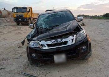 Clip: Thanh niên xăm trổ lái máy múc phá nát 2 chiếc ô tô