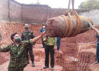 Phát hiện quả bom nặng 315kg còn nguyên ngòi nổ trong nhà dân ở Bắc Giang