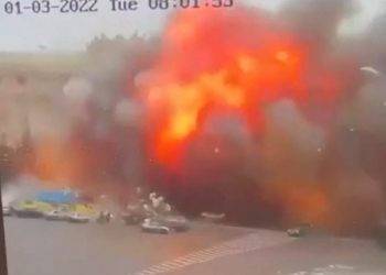 Clip: Tên lửa Nga phóng trúng tòa nhà hành chính tại TP. Kharkiv tạo nên vụ nổ lớn