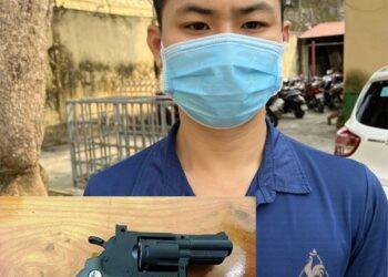 Thanh niên rút súng bắn tài xế taxi vì không tìm được bạn gái