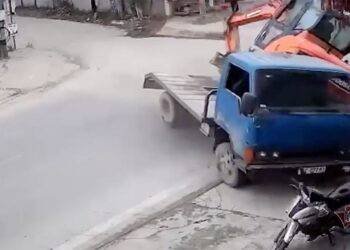 Clip: Xe máy múc từ trên xe tải rơi xuống đè chết người đàn ông dừng xe bên đường