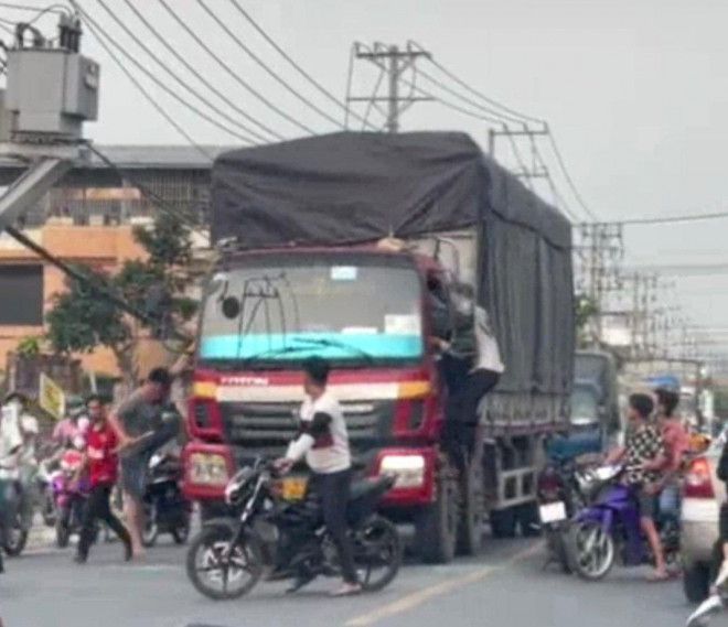 Còi quá to, tài xế xe tải bị nhóm thanh niên hành hung