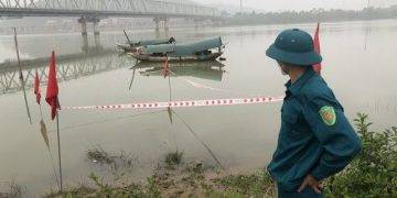 Đánh cá trên sông Lam bị bom "khủng" mắc lưới