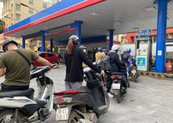 Giá xăng tiếp tục tăng gần 30.000/lít, người dân ồ ạt mua xăng trước giờ "G"; nguy cơ mang "bom xăng" về nhà