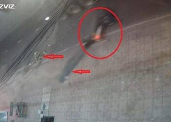 Kinh hoàng xe tải kéo bó thép rơi 'càn quét' người đi đường ở Bình Dương