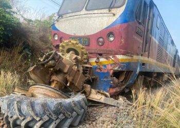 Tàu hỏa đâm gãy đôi công nông 2 người thương vong