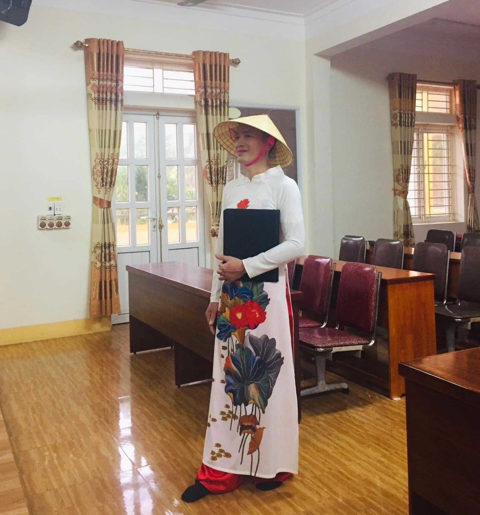Thầy giáo mặc áo dài dạy học gây sốt cộng đồng mạng ở Nghệ An