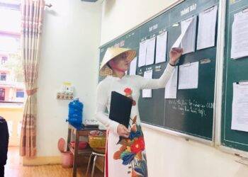 Thầy giáo mặc áo dài dạy học gây sốt cộng đồng mạng ở Nghệ An