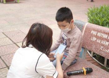 Bố đưa con đến nhầm trường, học sinh lớp 1 ngơ ngác không nhận cô