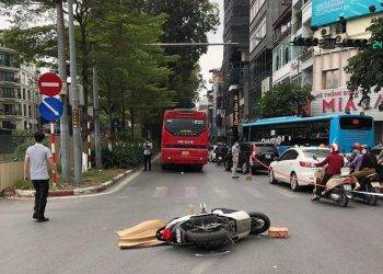 Clip tai nạn thương tâm tại Kim Mã, người phụ nữ tử vong dưới bánh xe khách 45 chỗ