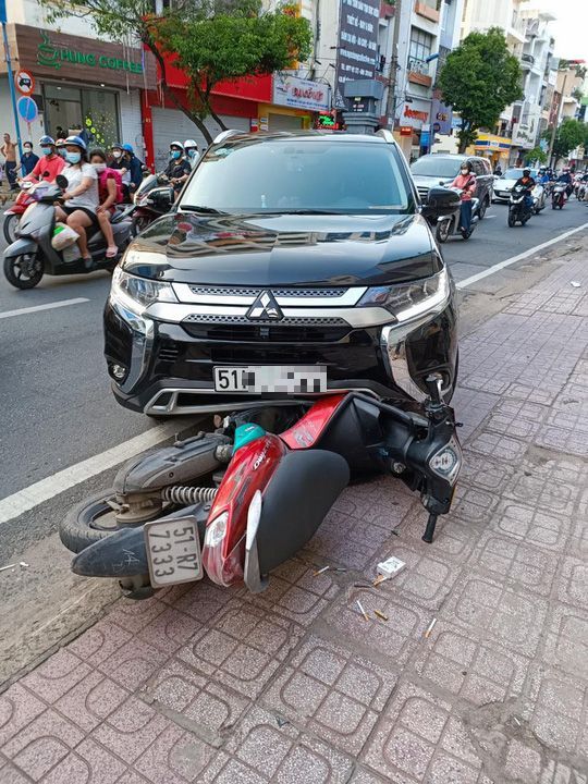 Giảng viên đại học lao thẳng ôtô vào kẻ cướp ở TP HCM