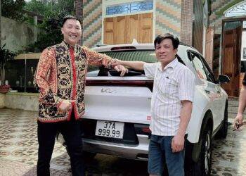 Huấn Hoa Hồng chốt mua KIA Sonet biển ngũ quý 9 ở Nghệ An với giá 1,8 tỷ đồng + 1 xe SH