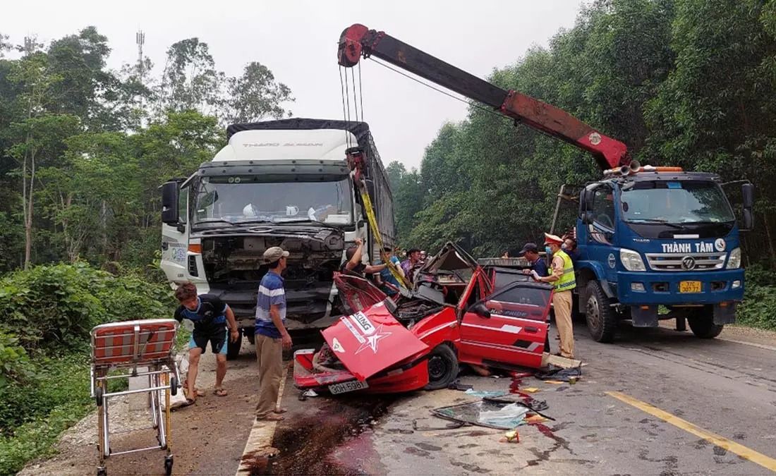 Nguyên nhân ban đầu vụ tai nạn kinh hoàng khiến chồng tử vong, vợ và 2 con trọng thương trên đường đi du lịch