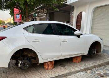 Xe Mazda 3 đỗ trước cửa nhà bị trộm tháo mất cả 4 bánh