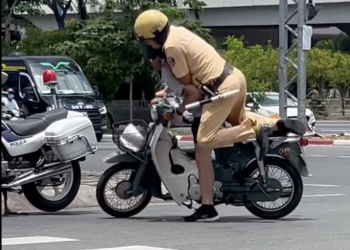CSGT “hạ đo ván” 1 người đi xe máy như phim hành động