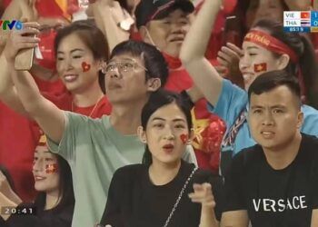 Chồng dẫn bồ đi xem chung kết bóng đá nam SEA Games 31 bị vợ bắt gặp trên tivi