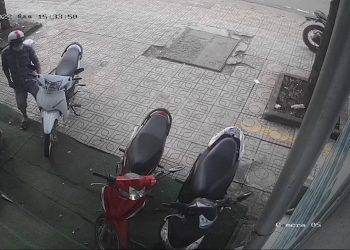 Người phụ nữ mất xe máy kèm 300 triệu và sổ tiết kiệm 2,7 tỷ sau 2 phút