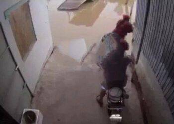 Camera ghi cảnh người mẹ thản nhiên bế con 1 tuổi quăng xuống sông