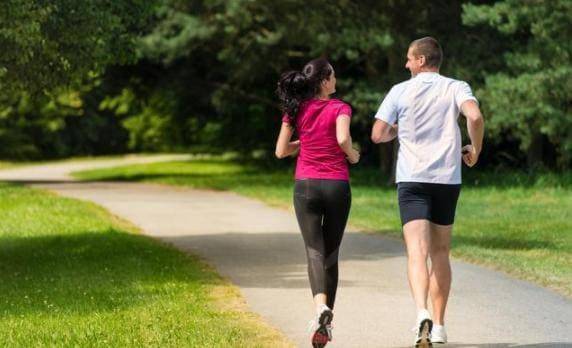 Chạy bộ 30 phút vào buổi sáng hoặc đi bộ 60 phút vào buổi tối, cái nào tốt cho sức khỏe hơn? Kết quả thật bất ngờ
