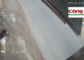 CLIP hy hữu: Cô gái bị giật Iphone 13 khi đứng soi gương trước hiên, thủ đoạn táo tợn gây căm phẫn