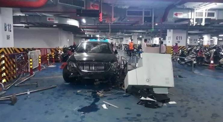 Hà Nội: Tài xế Mercedes tông loạt xe máy ở hầm chung cư, lao thẳng chốt bảo vệ