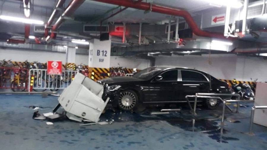 Hà Nội: Tài xế Mercedes tông loạt xe máy ở hầm chung cư, lao thẳng chốt bảo vệ