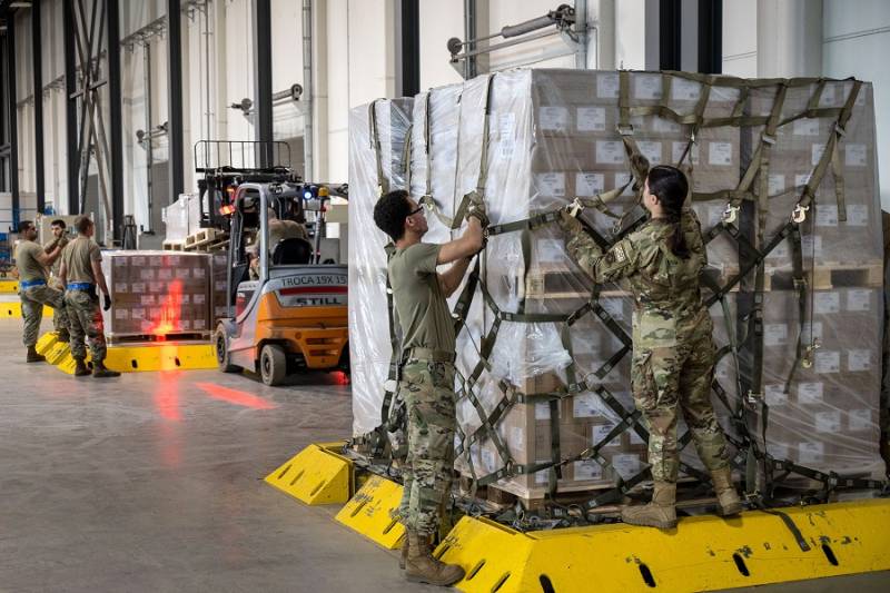 Mỹ điều máy bay quân sự chở 35 tấn sữa bột cho trẻ em từ châu Âu