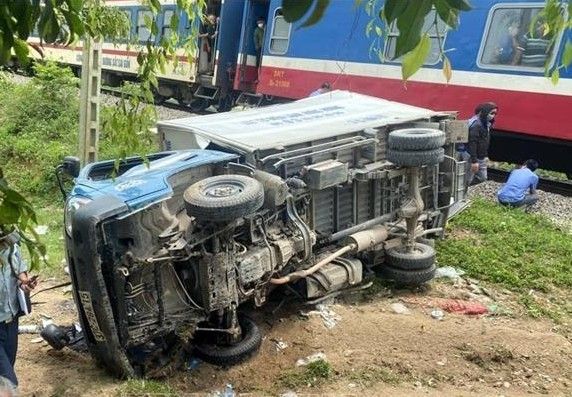 Nghi Lộc: Xe tải băng qua đường sắt bị tàu húc văng khiến 2 người thương vong