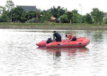 nguoi dan ong mat tich khi di danh ca o ho dieu hoa lon nhat nghe an TP. Vinh: Người đàn ông mất tích khi đi đánh cá ở hồ điều hòa Người đàn ông mất tích khi đi đánh cá ở hồ điều hòa lớn nhất Nghệ An