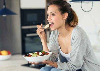 Nguyên tắc ăn uống được WHO khuyến nghị: 2 NÊN, 3 HẠN CHẾ cần áp dụng để sống thọ