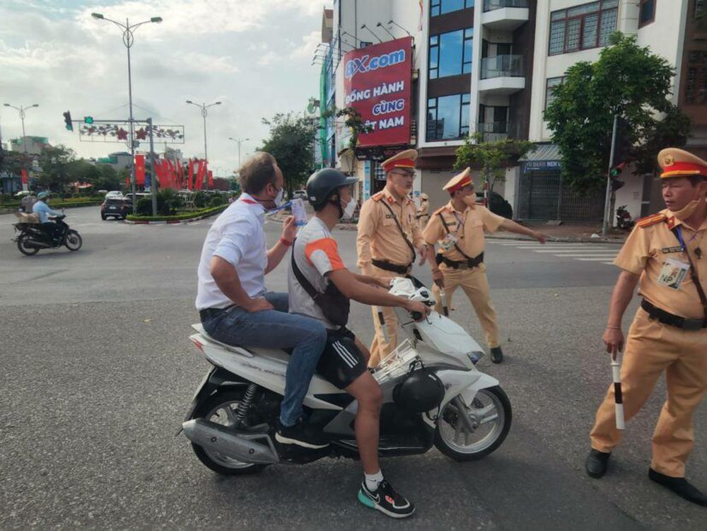 Sự thật đằng sau hình ảnh HLV Thái Lan ngồi xe máy không đội mũ bảo hiểm đi đến SVĐ