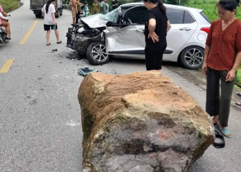 Tảng đá từ trên núi rơi xuống đè nát đầu ô tô