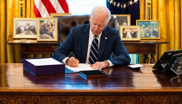 Tổng thống Mỹ Joe Biden ký luật tăng tốc bơm vũ khí cho Ukraine