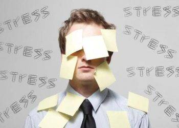 Trước mặt sếp và đồng nghiệp mà làm 5 việc: Chỉ chứng tỏ bản thân non nớt, dễ rước họa vào thân