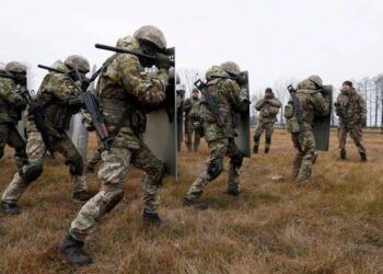 Ukraine ban hành lệnh giới nghiêm gần biên giới