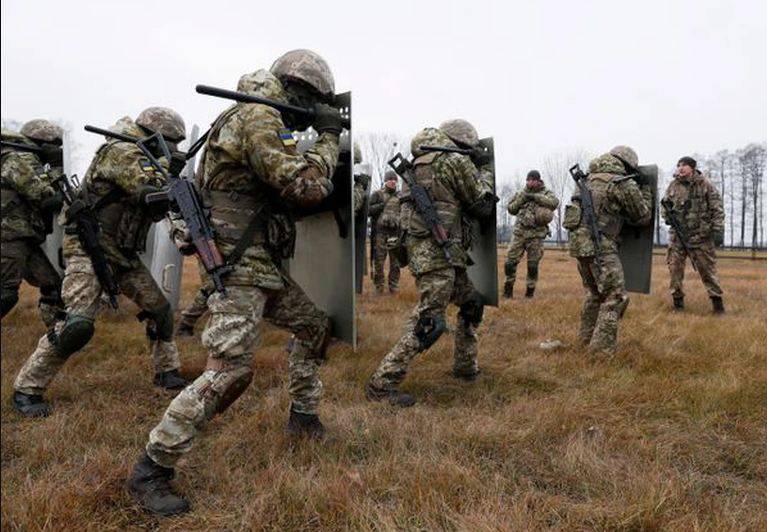 Ukraine ban hành lệnh giới nghiêm gần biên giới