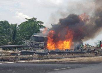 Video: Xe bồn trên cao tốc Trung Lương bị cháy, vệt lửa dài cả trăm mét khiến người đi đường khiếp sợ