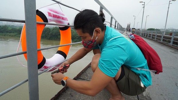 Vừa được lắp đặt, số phao cứu sinh trên cầu bắc qua sông Hồng đã bị lấy trộm một nửa